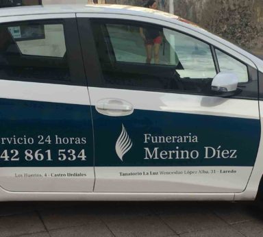 Publicidad en laterales y puertas de coche de Funeraria Merino Pérez