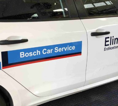 Logos de Bosch Car Service en laterales y puertas de coche de asistencia