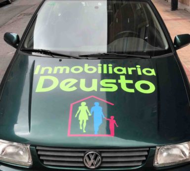 Capo de coche con publicidad de Inmobiliaria Deusto