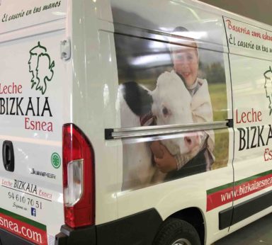 Publicidad de Leche Bizkaia en furgoneta