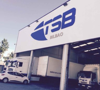 Cartel con logotipo corporativo de empresa TSB Bilbao en parte superior de pabellón industrial